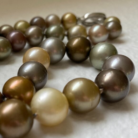 Genuine Tahitian Cultured South Sea Pearl necklace with silver lock - Picture 5 of 10